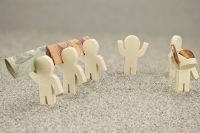 Foto: Kleine Figuren mit Geldscheinen und Münzen