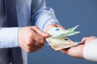Foto: Geschäftsmann zählt Euro-Banknoten