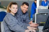 Foto: Ferialarbeiterin arbeitet mit einem Betreuer am Computer